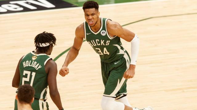 1626103728001088340.jpg giannis-bucks-suns-nba-finals-game-3.jpg